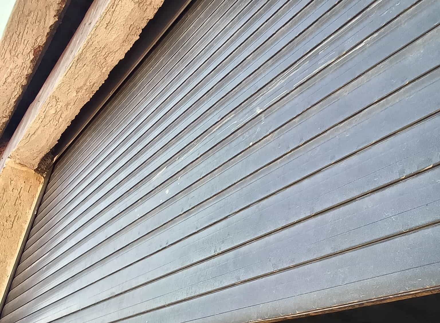 Volet roulant gris fermé en façade, chantier M.E Expert Serrurier